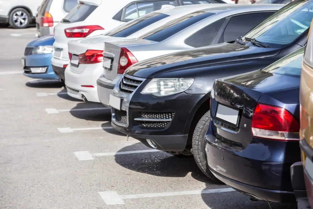 Parkerede biler på række på parkeringsplads