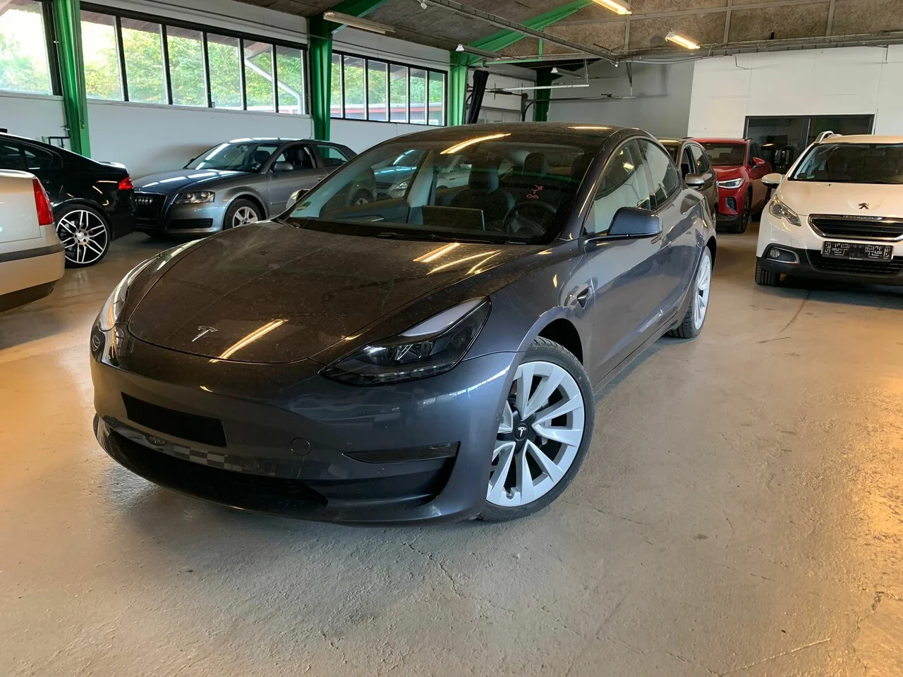 Grå Tesla parkeret i bilforretning