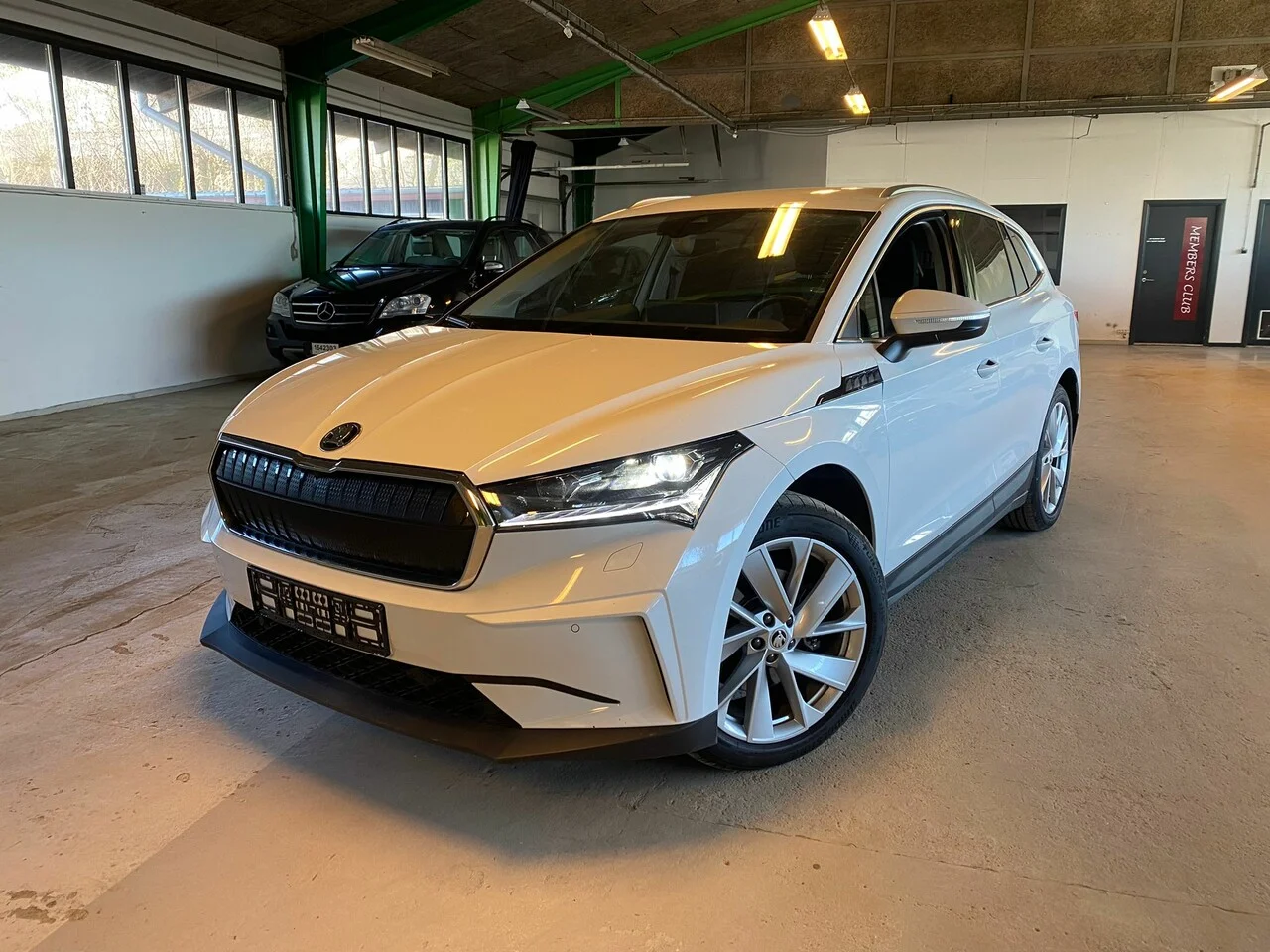 Hvid moderne SUV parkeret i garage