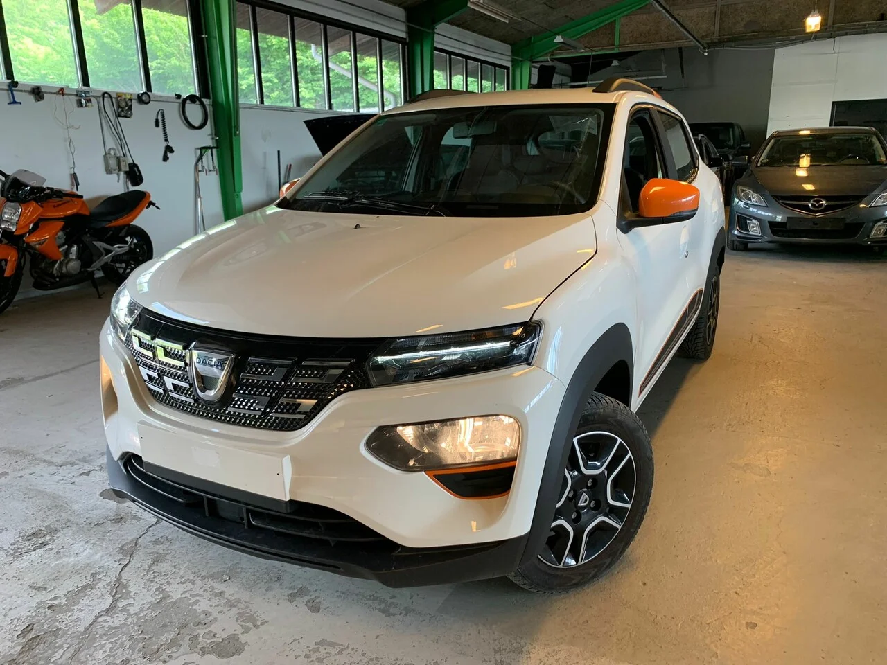 Hvid Dacia bil parkeret i garage