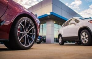 Biler parkeret foran moderne bilforhandler