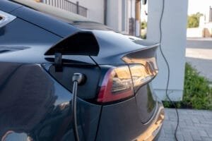 Elbil oplades ved ladestation derhjemme