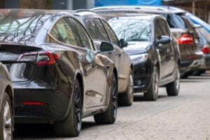 Række af biler parkeret på gade
