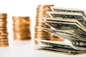 Dollar sedler og stakke af mønter