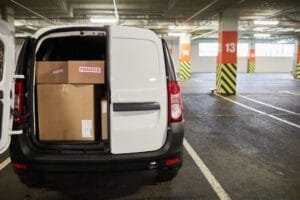 Leveringsvarevogn med kasser i parkeringskælder