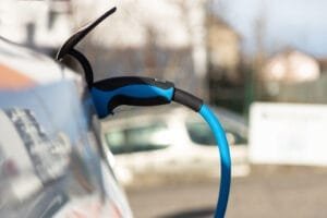 Elbil oplades med blå ladekabel