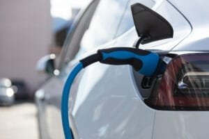 Elbil oplades med blå ladekabel