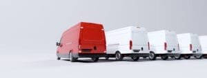 Rød varevogn parkeret blandt hvide varevogne