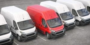 Røde og hvide varevogne parkeret på række