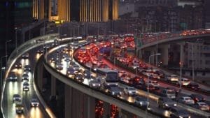 Tæt trafik på bymotorvej i aftentimerne
