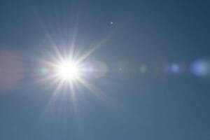 Klar sol på blå himmel