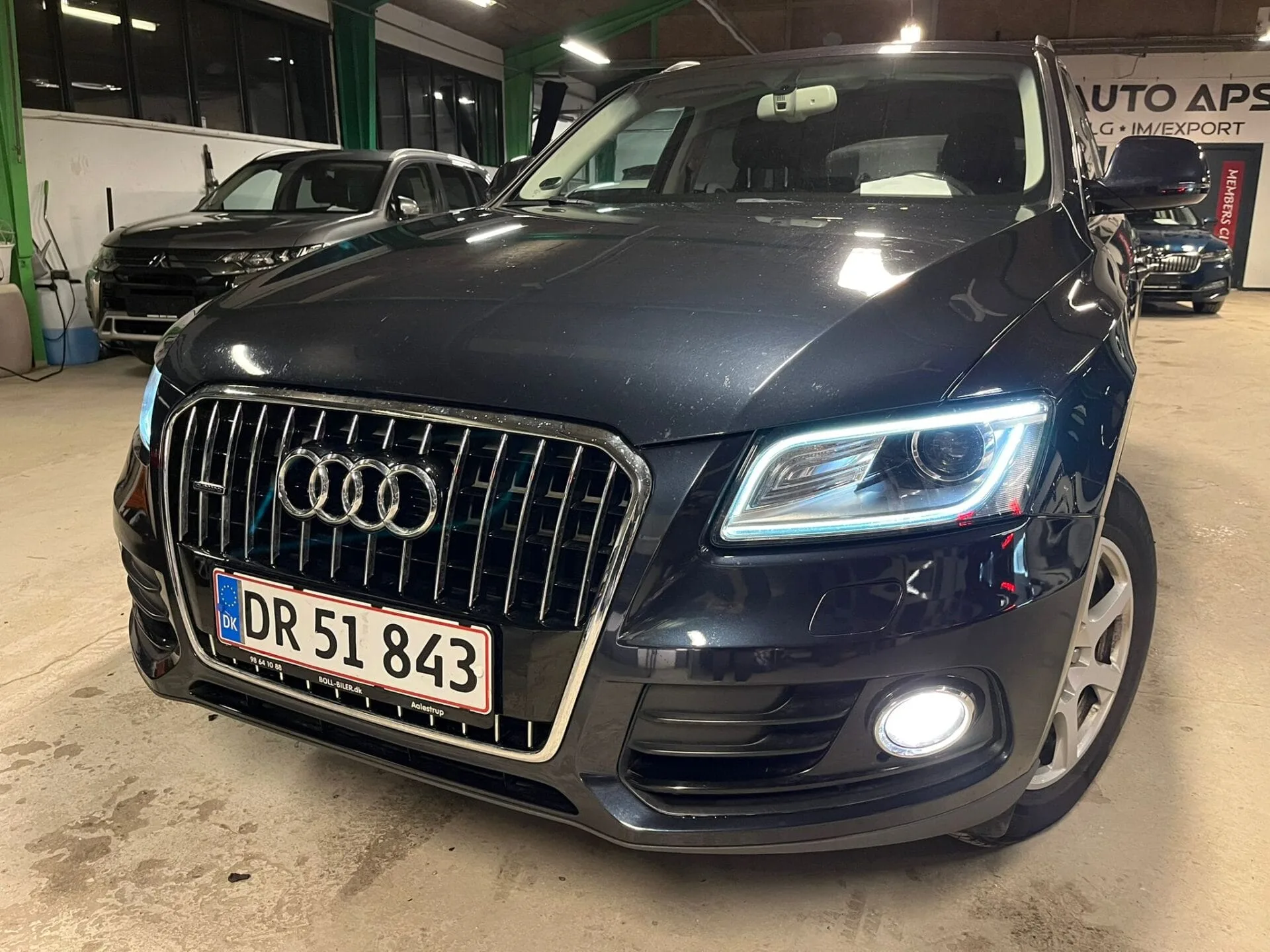 Sort Audi SUV i garage
