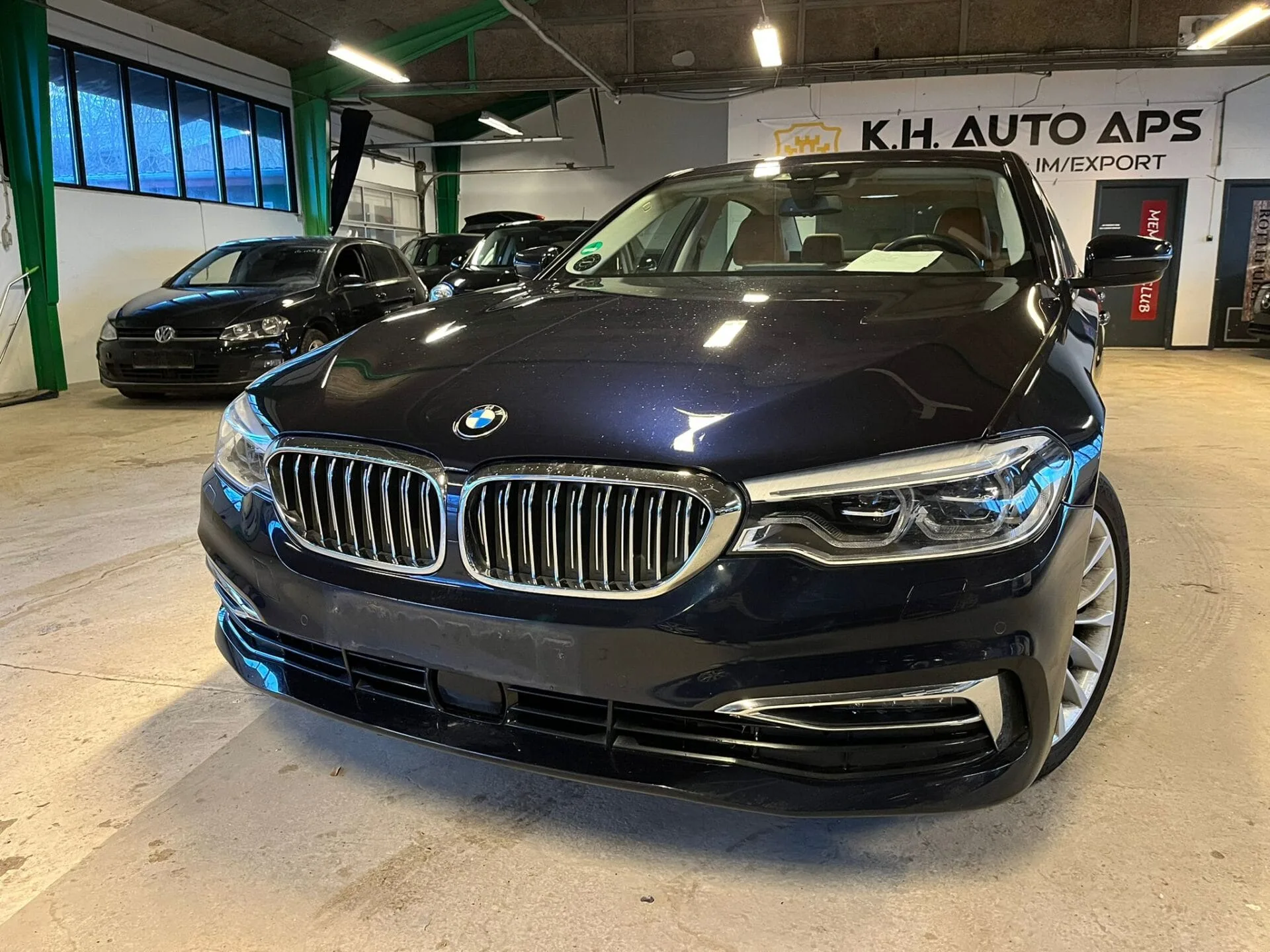Sort BMW sedan i biludstilling hos K.H. Auto