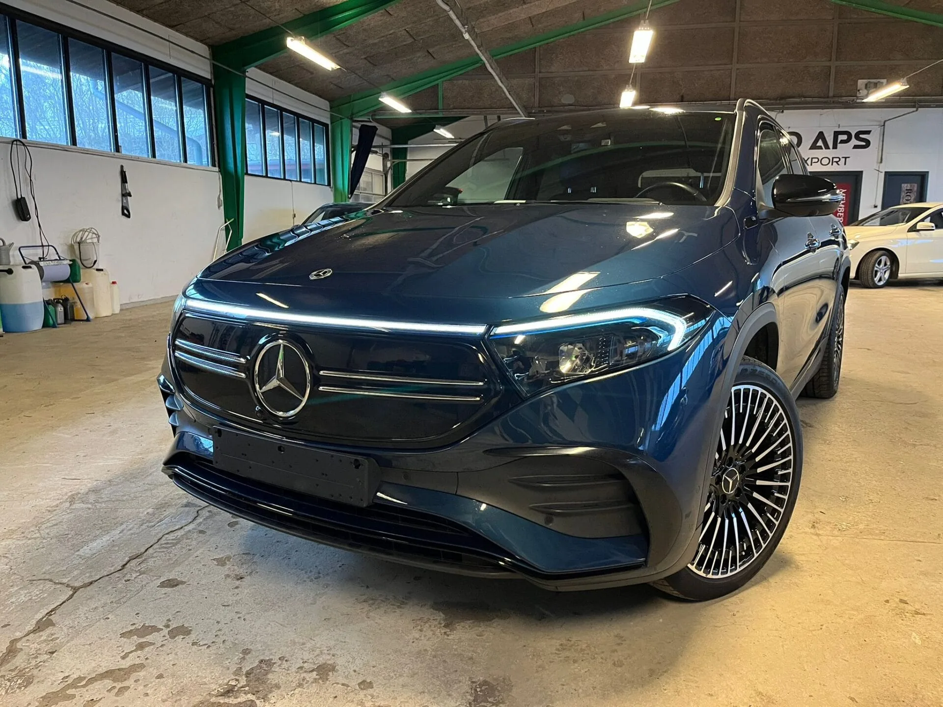 Blå Mercedes elbil parkeret i garage