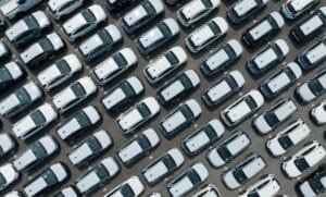 Luftfoto af parkerede biler på parkeringsplads