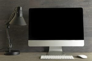 Computer med skrivebordslampe og trådløs mus