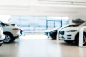 Sløret billede af biler i bilforhandlerens showroom