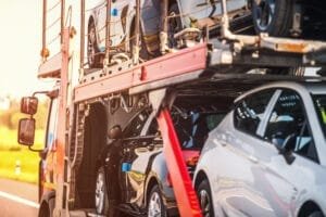 Lastbil transporterer nye biler på motorvej