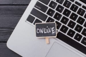 Mini tavle med teksten ONLINE på tastatur