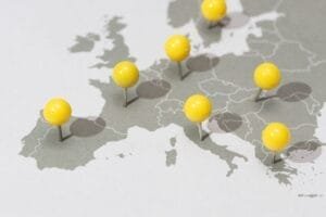 Kort over Europa med gule tegnestifter