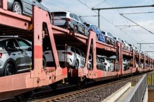 Togtransport af nye biler på jernbanespor