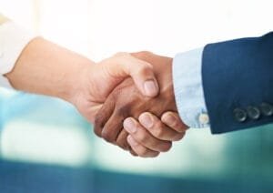 To personer giver hinanden et håndtryk
