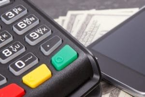 Betalingsterminal med smartphone og kontanter
