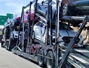 Biltransport lastbil med flere biler på motorvej