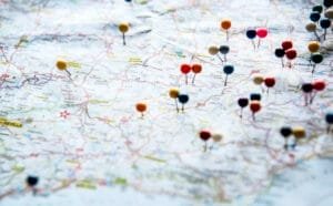 Kort med farvede nåle markerer destinationer
