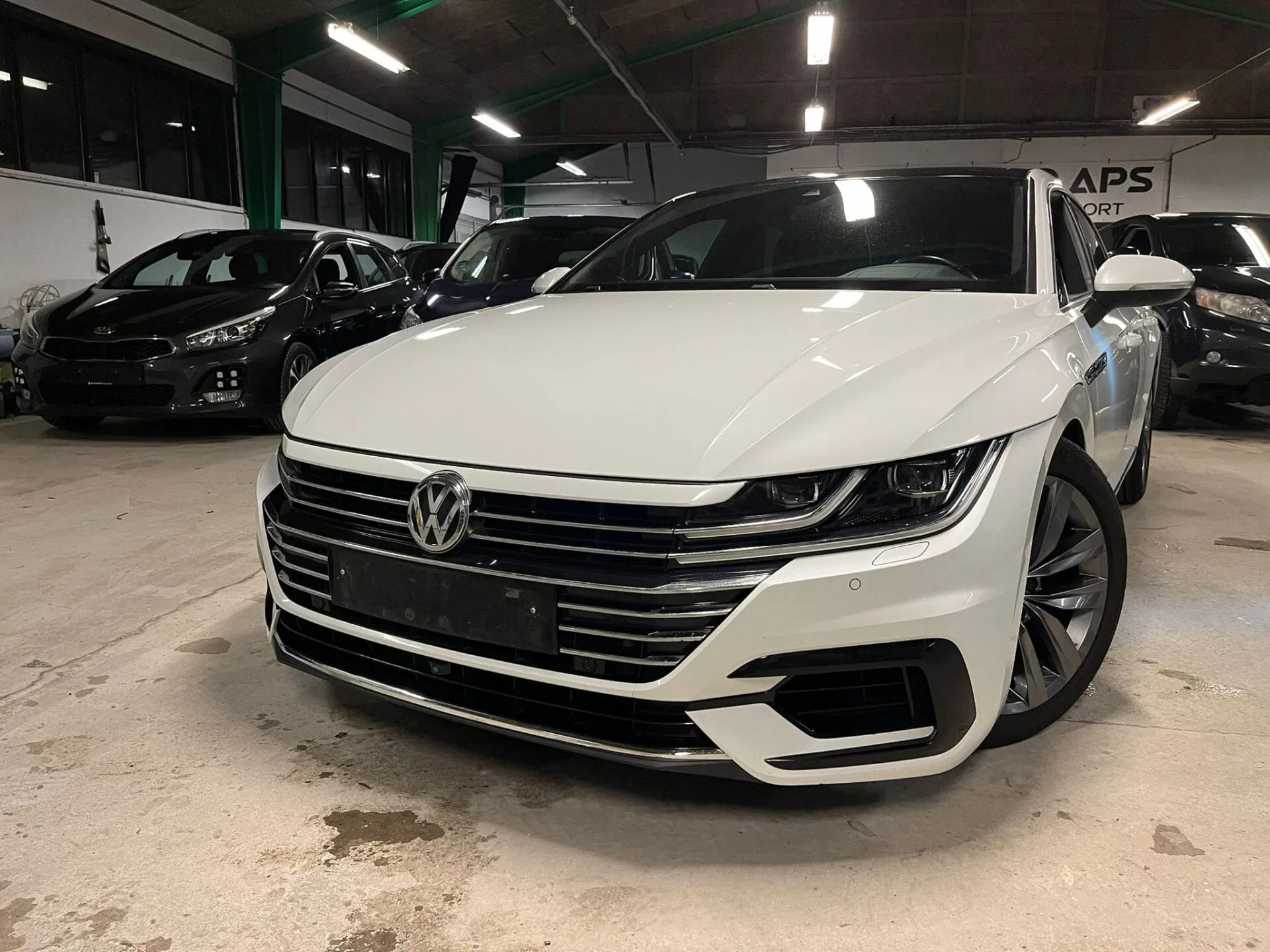 Hvid Volkswagen bil i garage