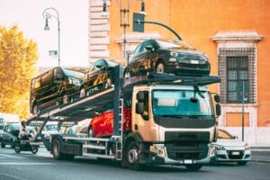 Autotransporter med biler i bytrafik