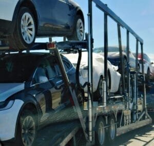 Elbiler transporteres på lastbiltrailer til levering
