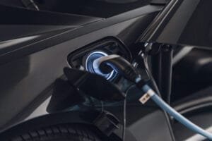 Elbil lader ved opladningsstation