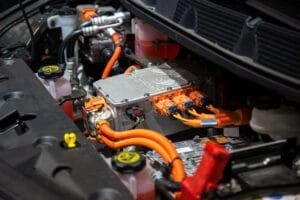 Elektrisk bilmotor med orange kabler og komponenter