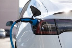 Elbil oplades med blå ladekabel