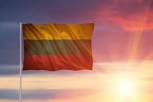 Litauens flag vajer i solnedgang