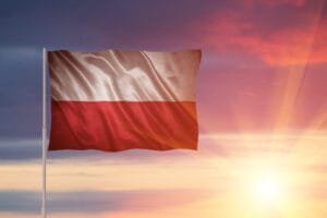 Polsk flag vajer i solnedgang