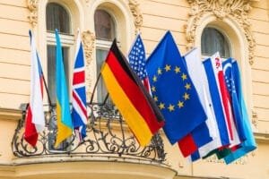 Internationale flag foran en bygning