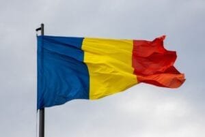 Rumænsk flag blafrende i vinden
