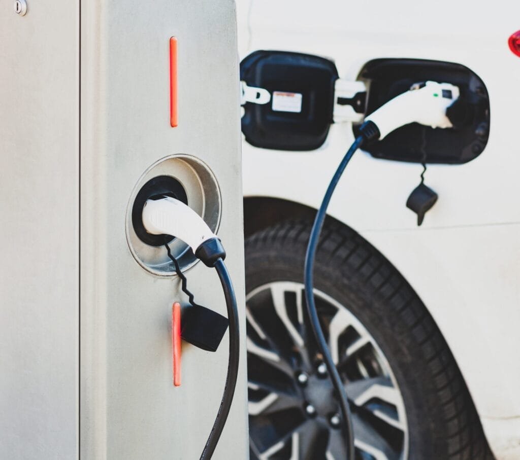 Elbil oplades ved ladestation