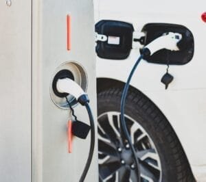 Elbil oplades ved ladestation