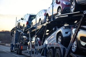 Lastbil transporterer biler på motorvej