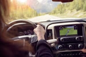 Person kører bil med GPS-navigation på vej