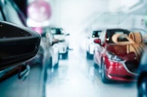 Nye biler udstillet i bilforhandlerens showroom