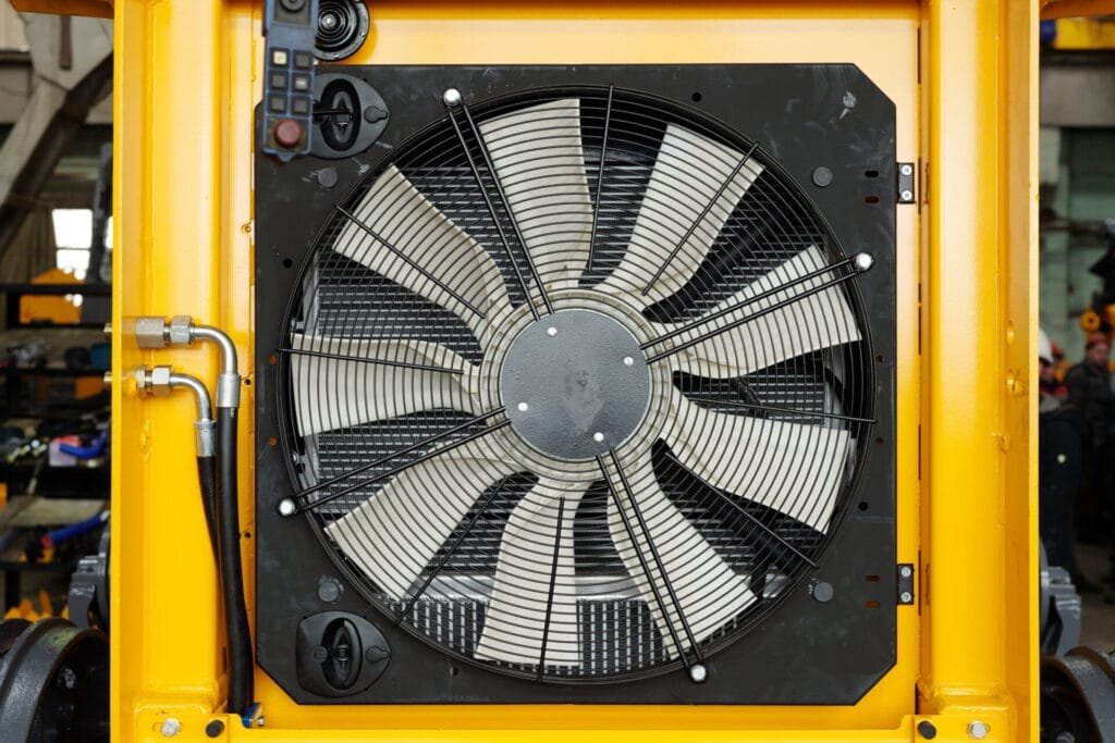Stor industriel ventilator i gul maskine