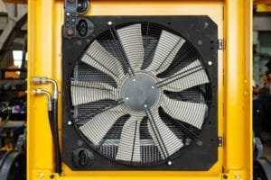 Stor industriel ventilator i gul maskine
