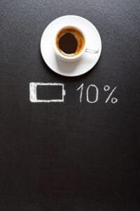Kaffekop med lavt batterisymbol og 10 procent