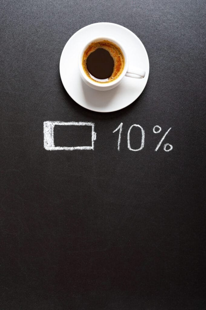 Kaffekop med lavt batterisymbol og 10 procent