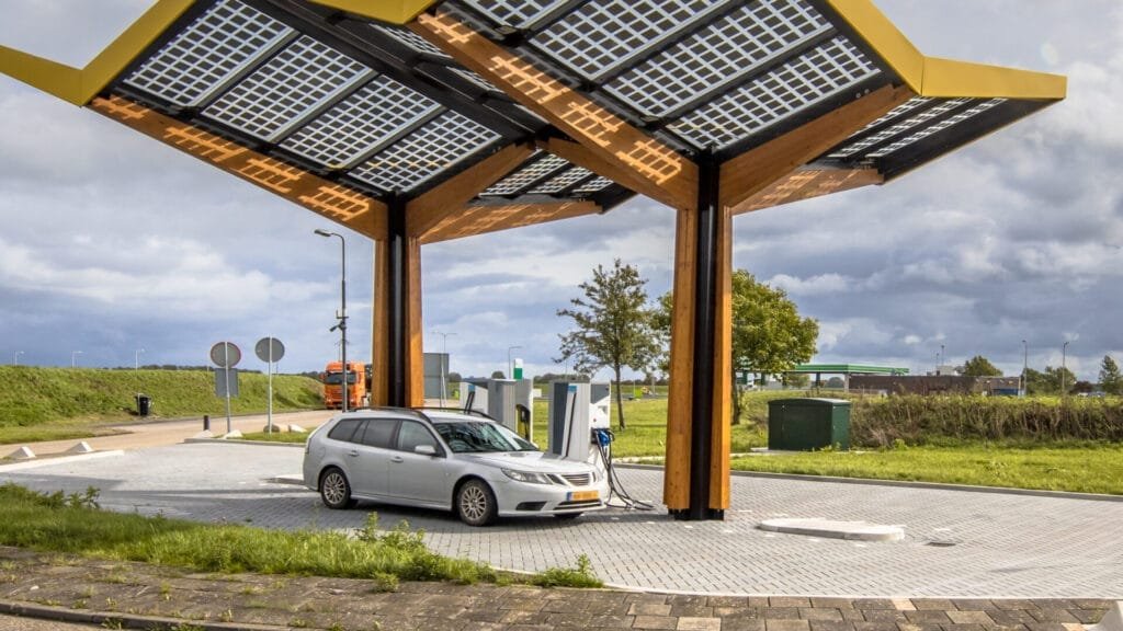 Elbil oplades under solcelletag ved ladestation