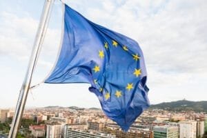 EU-flag vajer over bylandskab